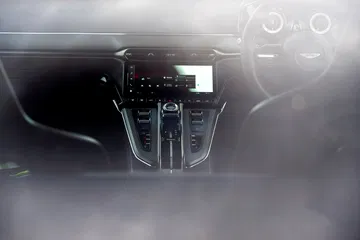 Vista enfocada al detalle exclusivo de la parrilla del Aston Martin Vantage 2024
