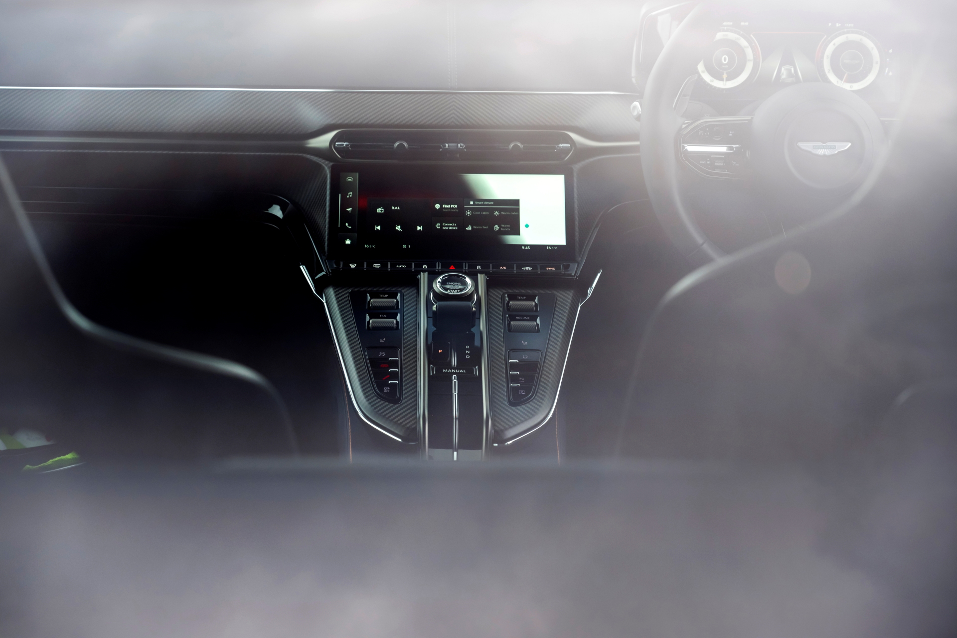 Vista enfocada al detalle exclusivo de la parrilla del Aston Martin Vantage 2024