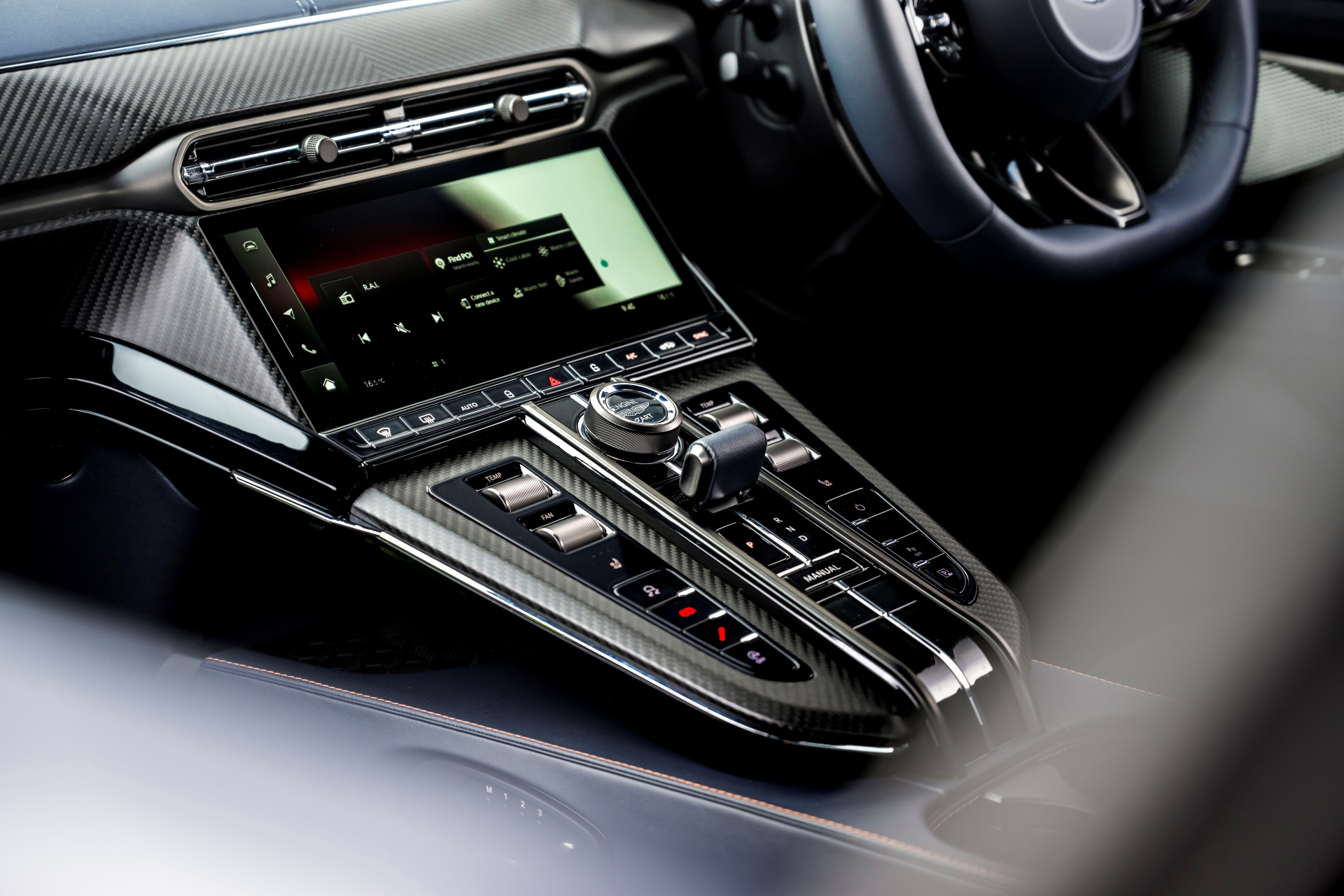 Consola central del Aston Martin Vantage 2024 con acabados premium.