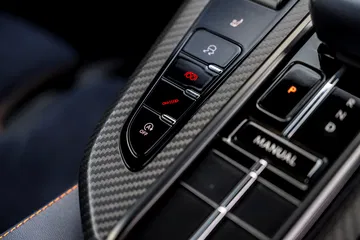 Consola central del Aston Martin Vantage 2024 con acabados de alta calidad.