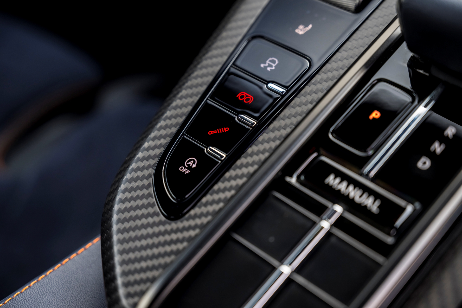 Consola central del Aston Martin Vantage 2024 con acabados de alta calidad.