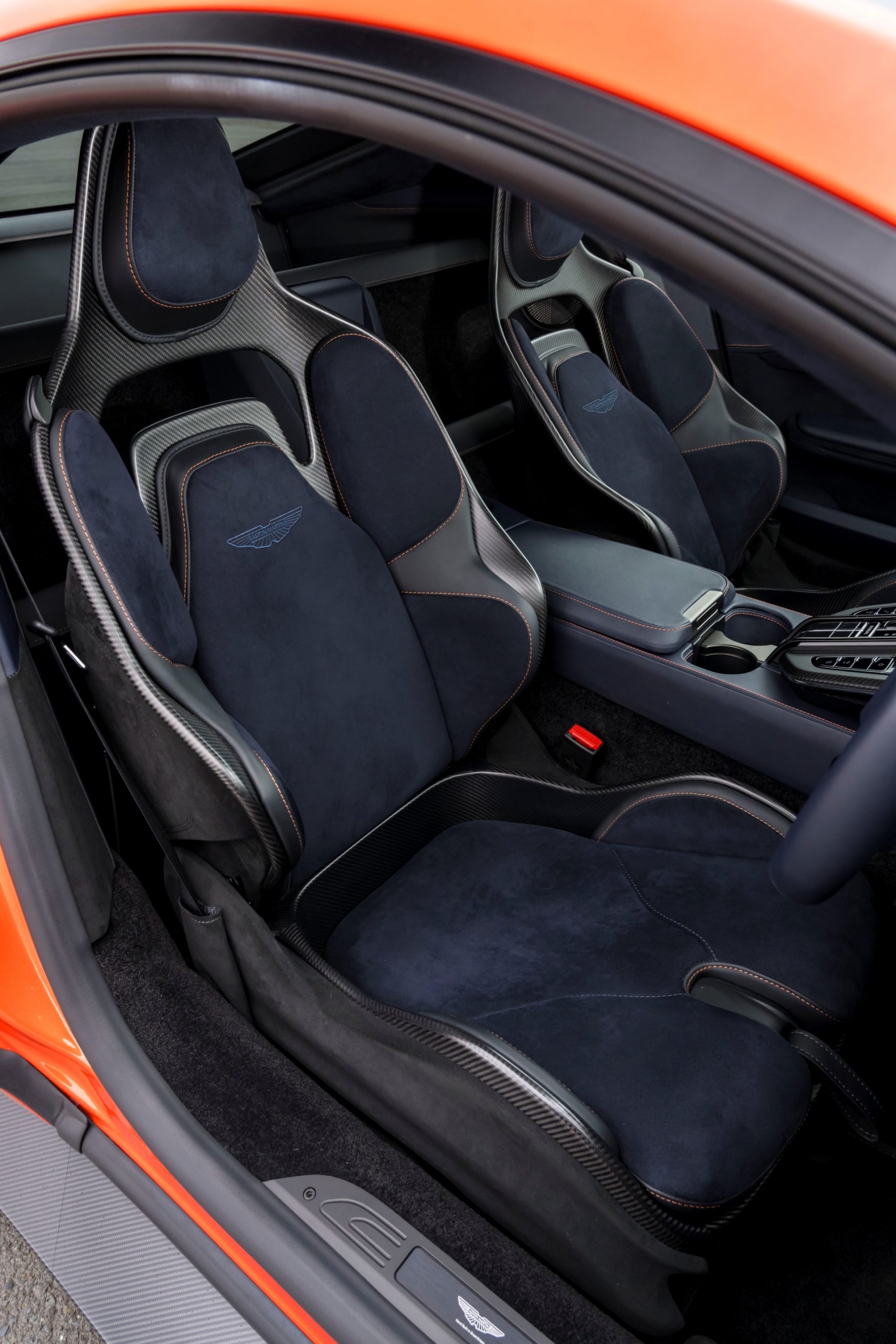 Asientos deportivos del Aston Martin Vantage 2024, acabados en Alcántara.