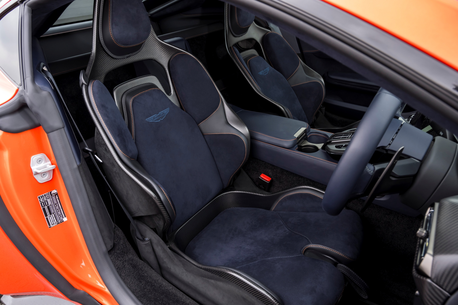 Vista detallada del habitáculo del Aston Martin Vantage 2024, acabados premium.