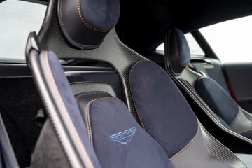 Asientos deportivos con emblema Aston Martin, acabados de primera.