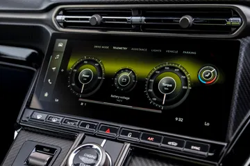 Vista del sistema de instrumentación digital del Aston Martin Vantage 2024.
