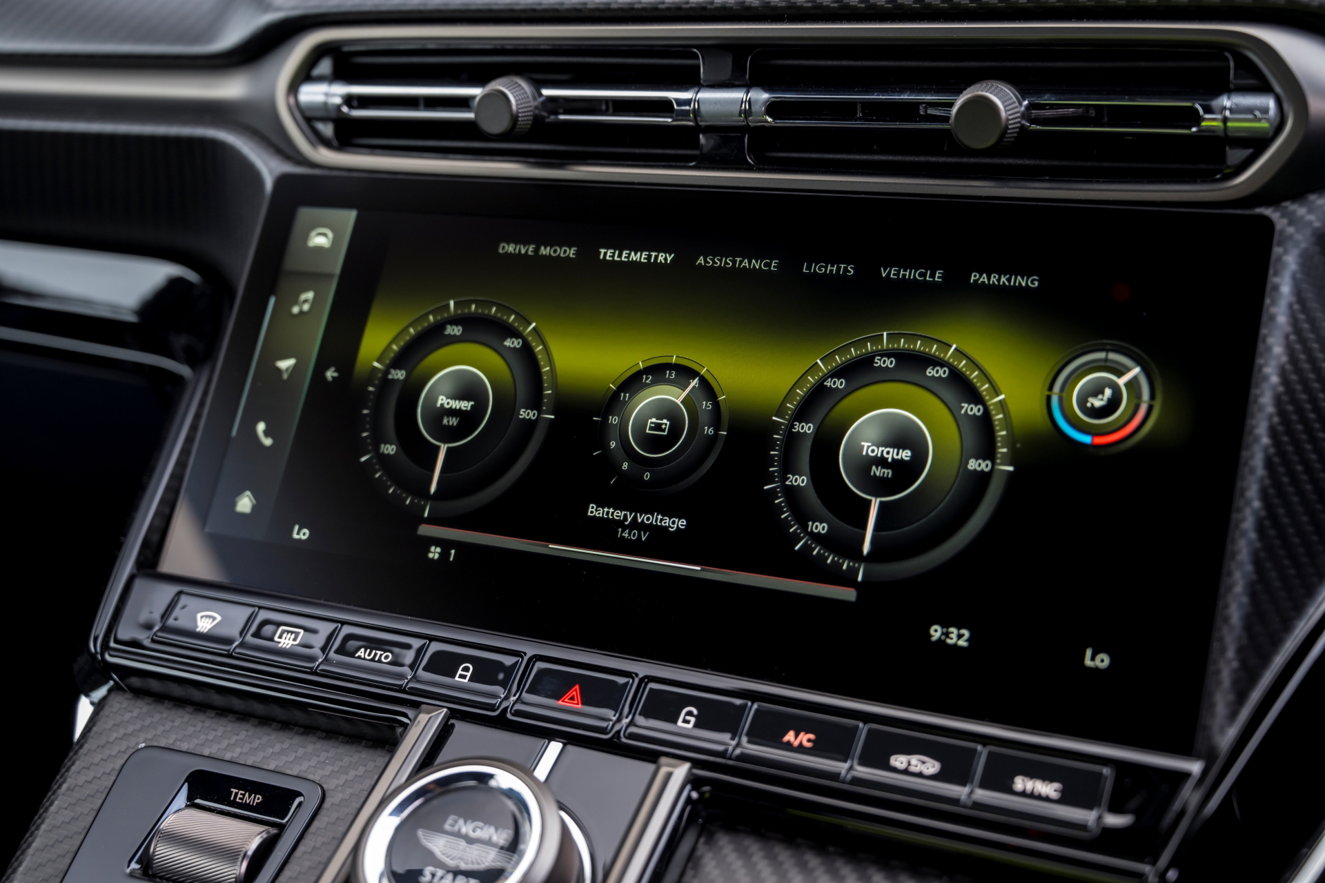Vista del sistema de instrumentación digital del Aston Martin Vantage 2024.
