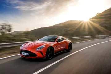 Aston Martin Vantage 2024 deslumbrando con su imponente diseño en carretera.