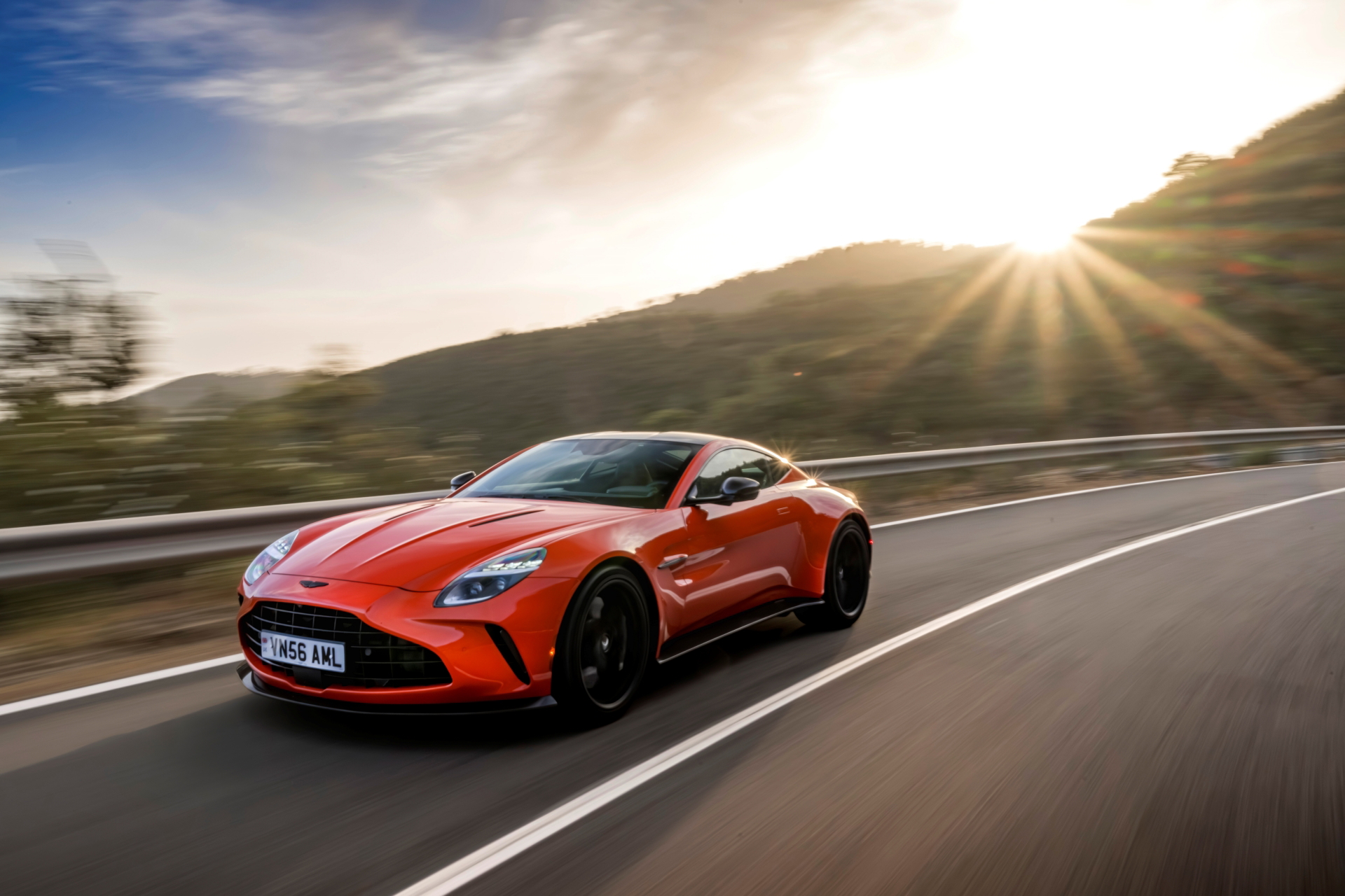 Aston Martin Vantage 2024 deslumbrando con su imponente diseño en carretera.