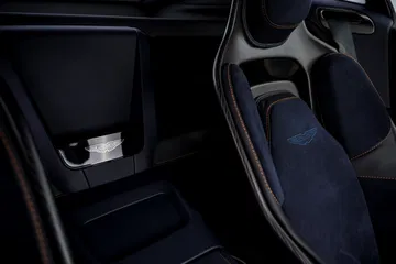 Vista parcial del exclusivo habitáculo del Aston Martin Vantage 2024.