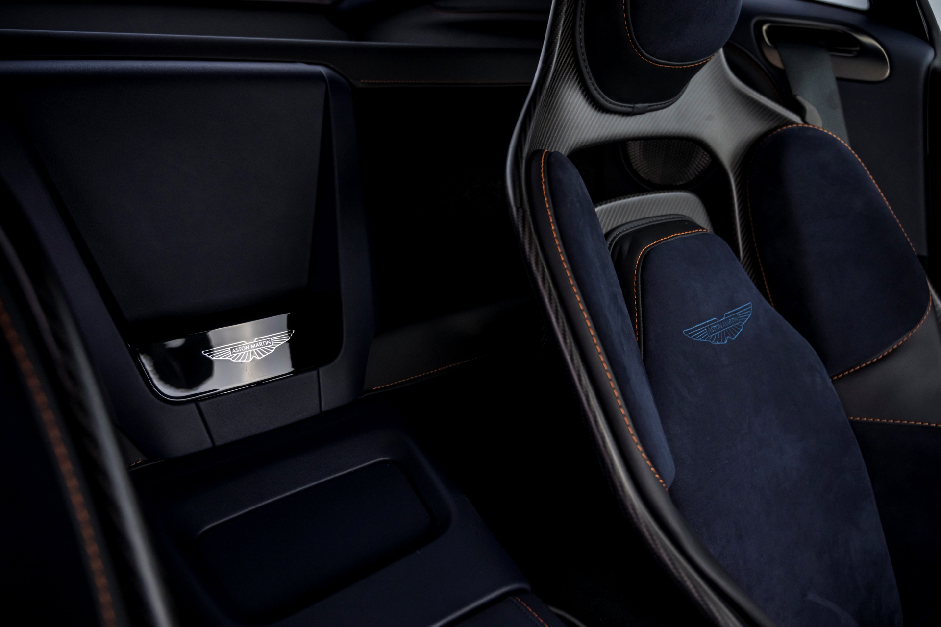 Vista parcial del exclusivo habitáculo del Aston Martin Vantage 2024.