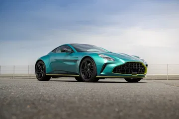 Vista angular frontal del Aston Martin Vantage 2024, mostrando su diseño agresivo.