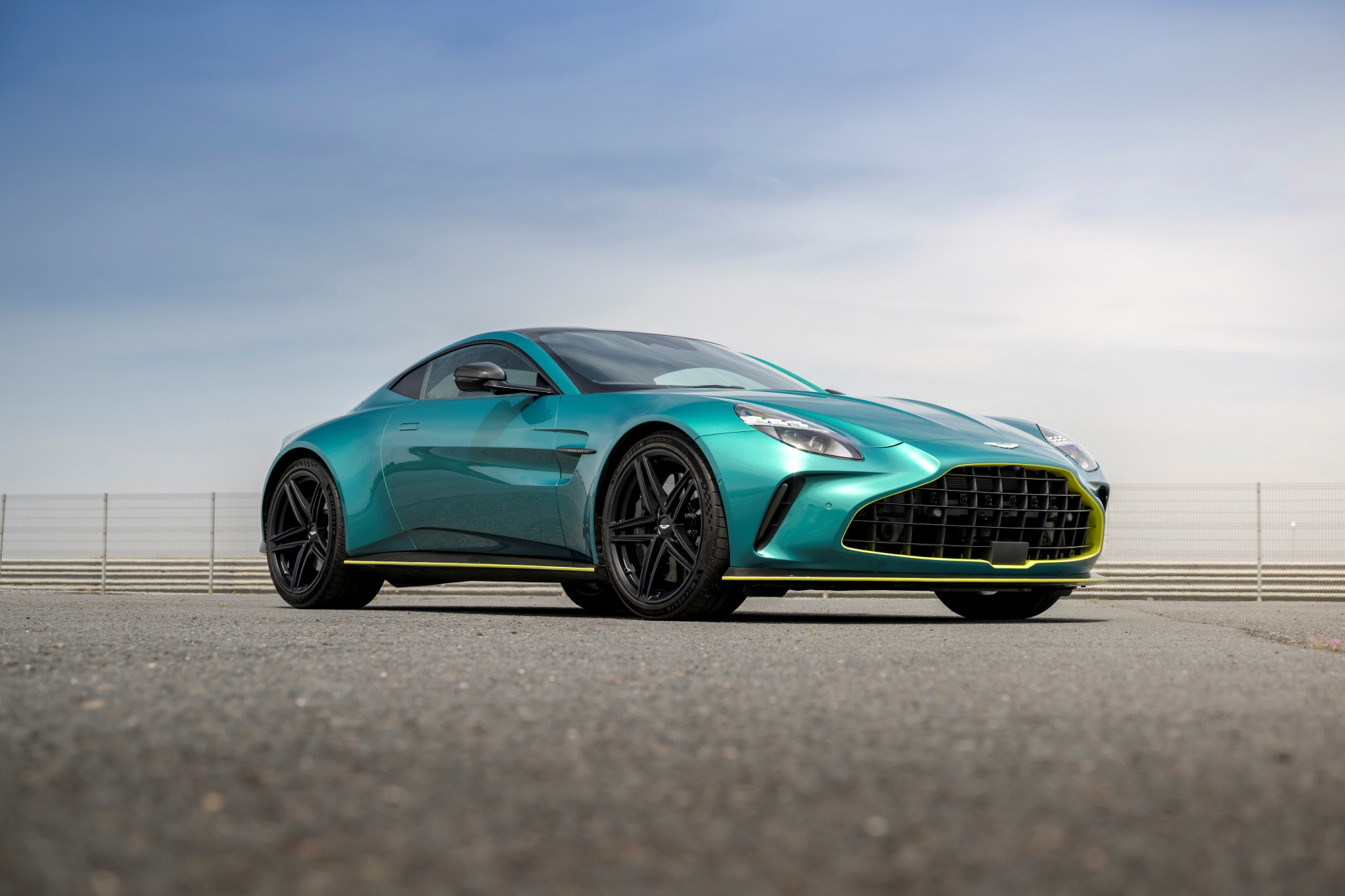 Vista angular frontal del Aston Martin Vantage 2024, mostrando su diseño agresivo.