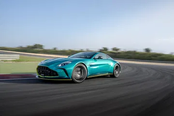 El Aston Martin Vantage 2024 luce su aerodinámica silueta en pista