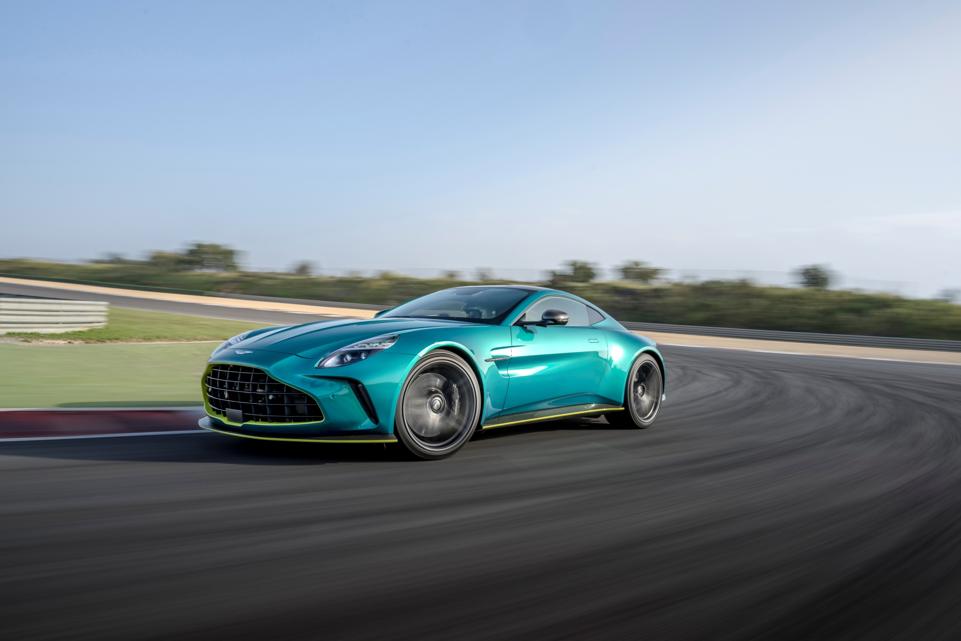 El Aston Martin Vantage 2024 luce su aerodinámica silueta en pista