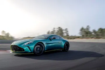 Aston Martin Vantage 2024 en dinámica lateral, diseño sofisticado