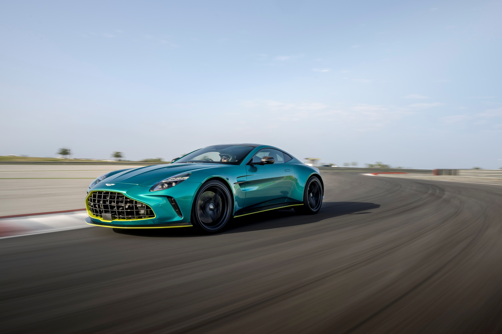 Perfil dinámico del Aston Martin Vantage 2024 en pista, mostrando su línea ágil y deportiva.