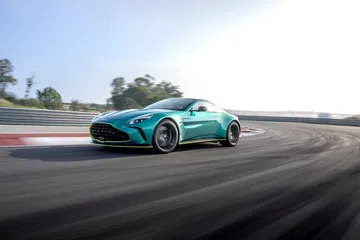 Vista dinámica lateral del Aston Martin Vantage 2024 en pista.