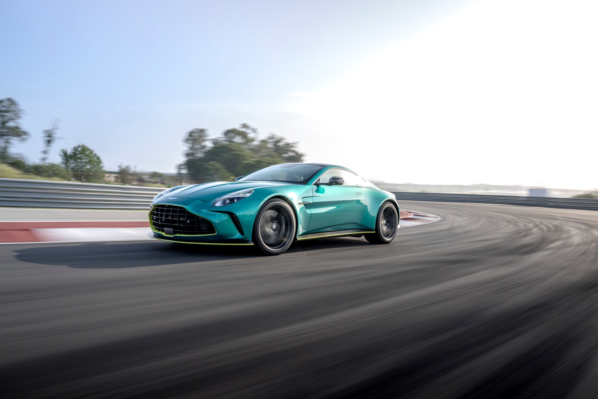 Vista dinámica lateral del Aston Martin Vantage 2024 en pista.