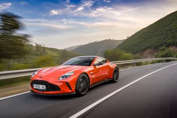El Aston Martin Vantage 2024 destaca por su estilizada silueta lateral.