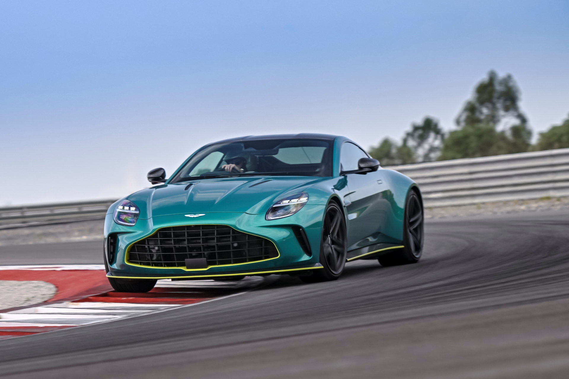 Aston Martin Vantage 2024 rodando en circuito, vista frontal y dinámica.