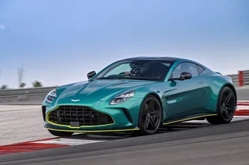 Vista dinámica del Aston Martin Vantage 2024 en pista, mostrando su línea agresiva y porte deportivo.