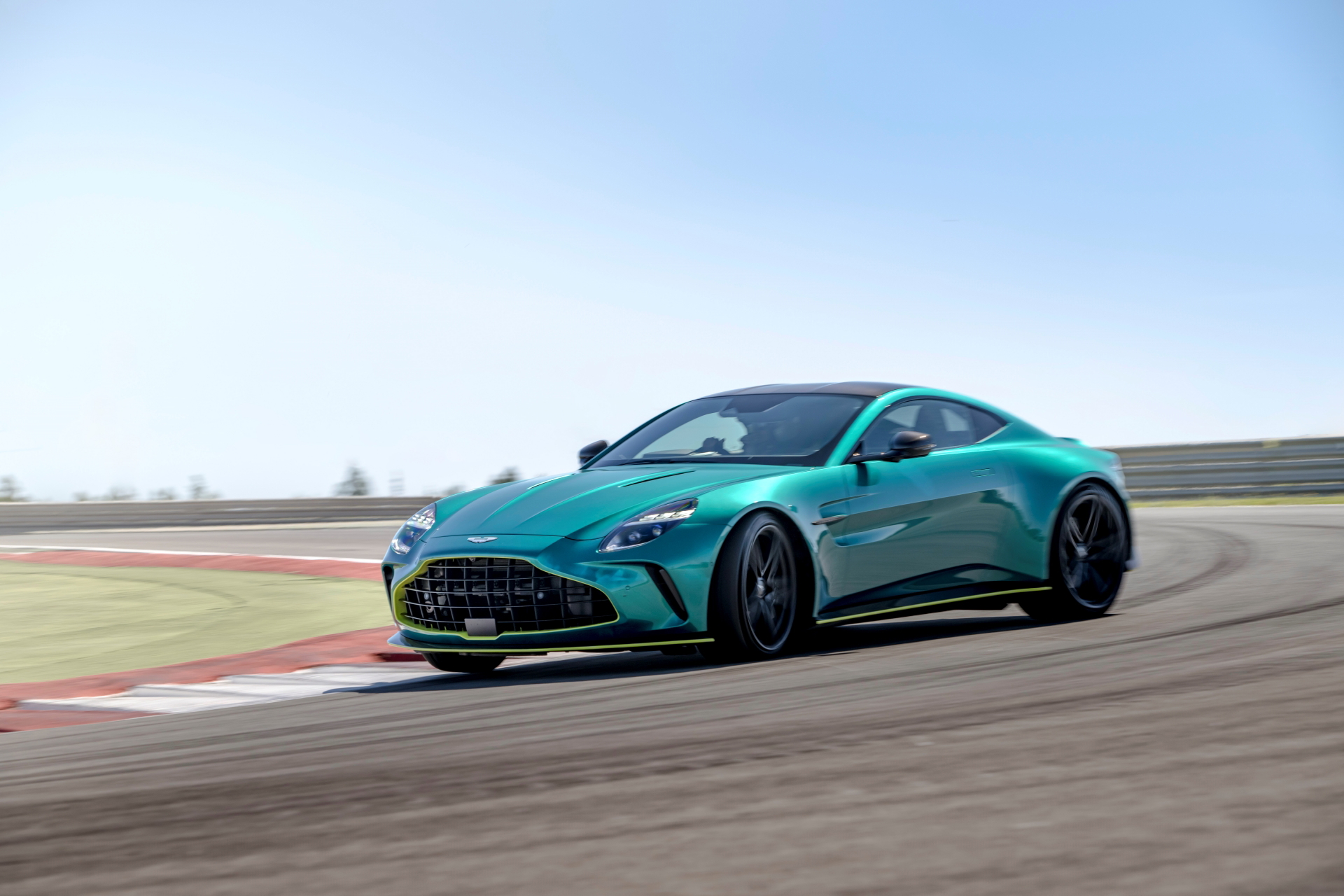 Vista dinámica del Aston Martin Vantage 2024 rodando con potencia en circuito.
