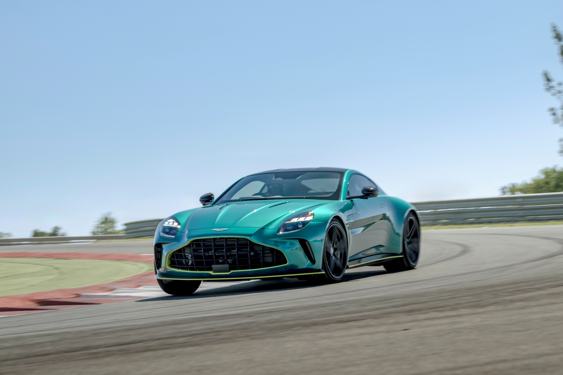 Vista dinámica del Aston Martin Vantage 2024 en circuito, destacando su línea agresiva.