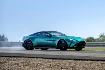 Vista dinámica del Aston Martin Vantage 2024 en pista, resaltando su perfil aerodinámico.
