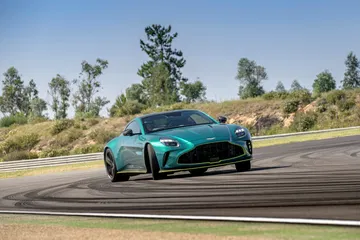 Vista dinámica del Aston Martin Vantage 2024 en una pista de pruebas.