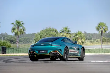 Aston Martin Vantage 2024 en pista, mostrando diseño trasero y perfil lateral