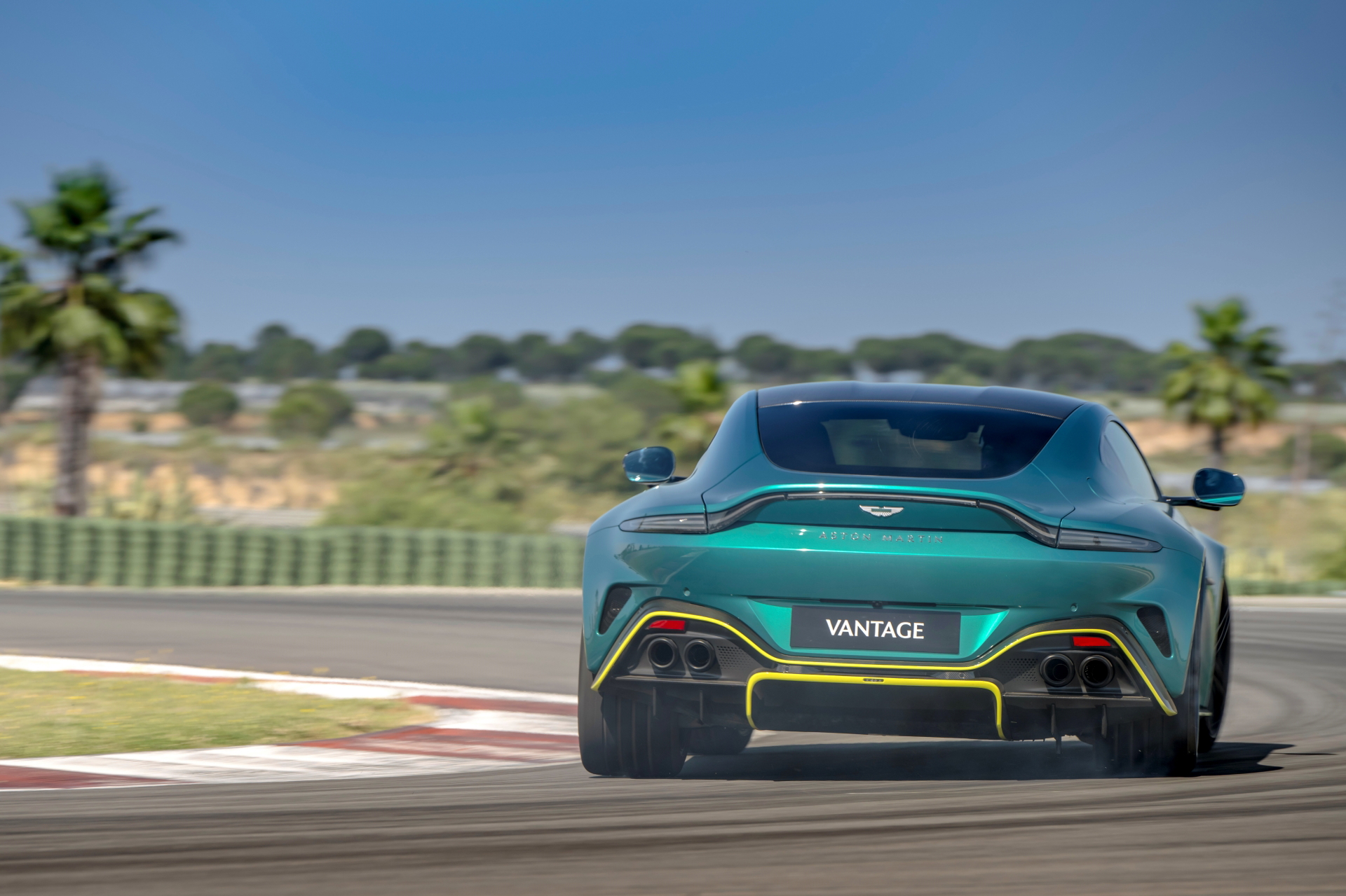 Vista dinámica del Aston Martin Vantage 2024 en pista, destacando su deportividad y diseño.