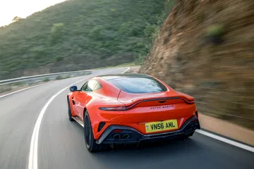 El Aston Martin Vantage 2024 en maniobras con vistas impresionantes.