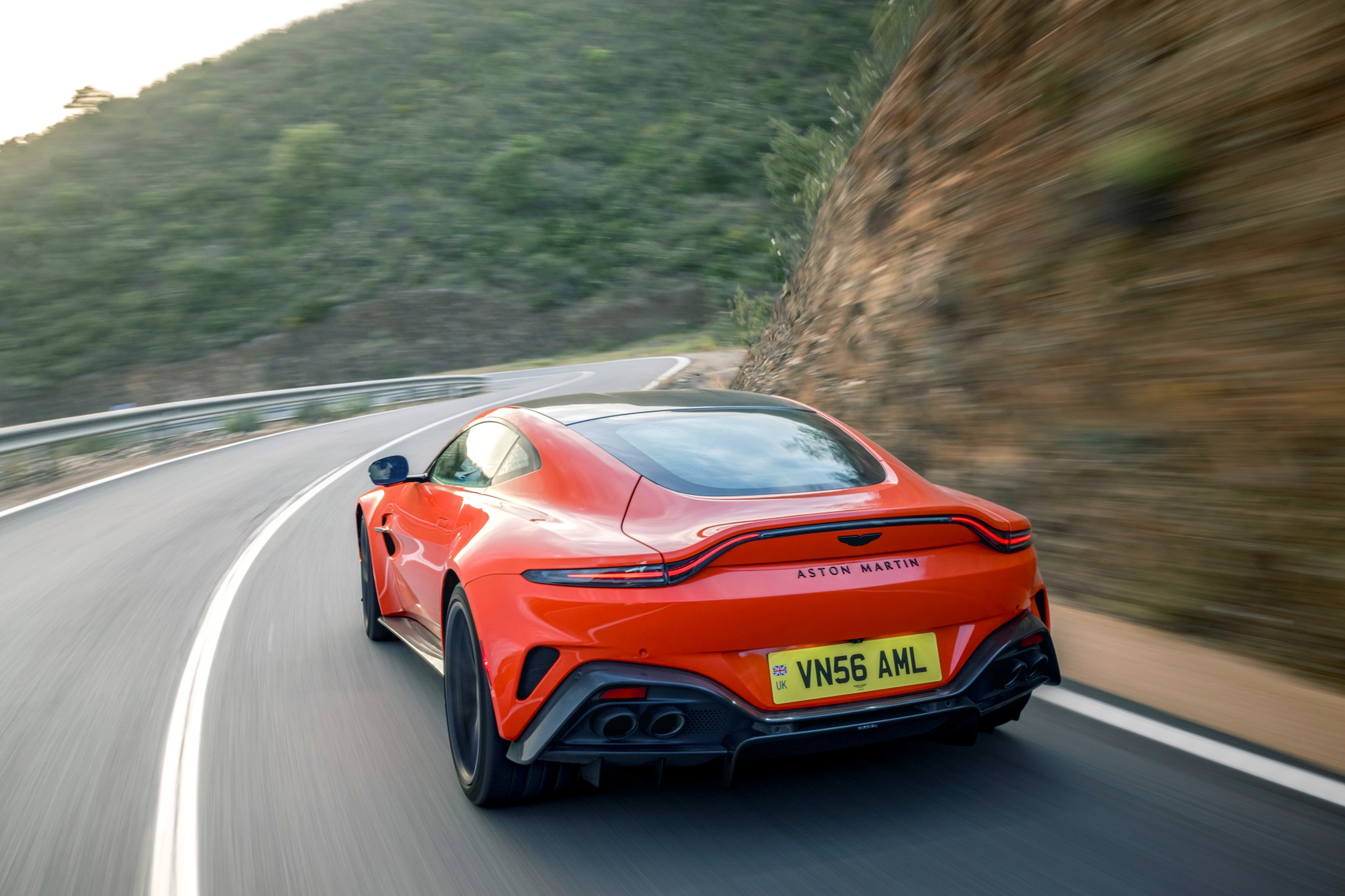 El Aston Martin Vantage 2024 en maniobras con vistas impresionantes.