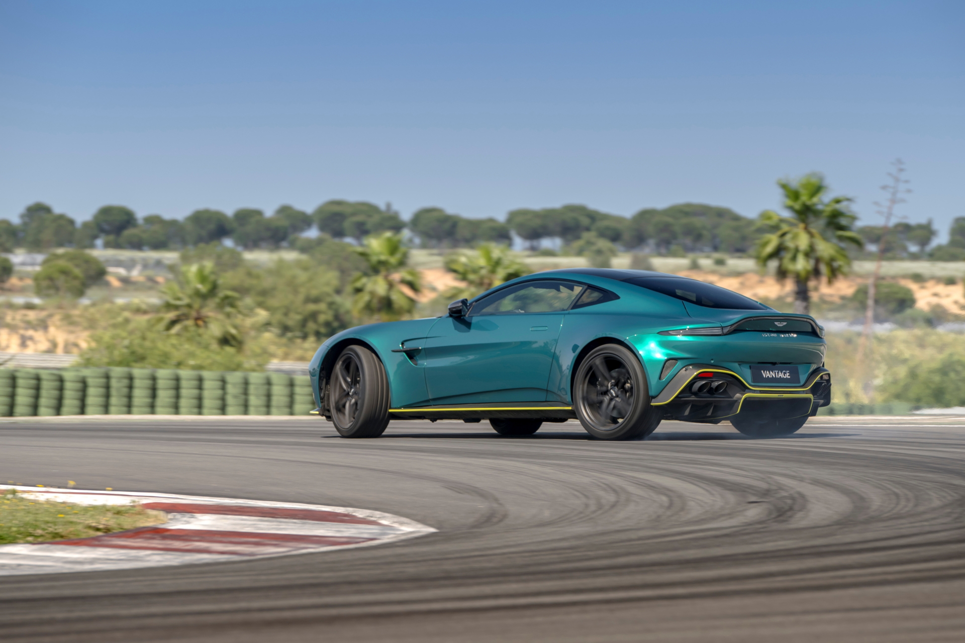 El Aston Martin Vantage 2024 demuestra su potencia y elegancia en pista.