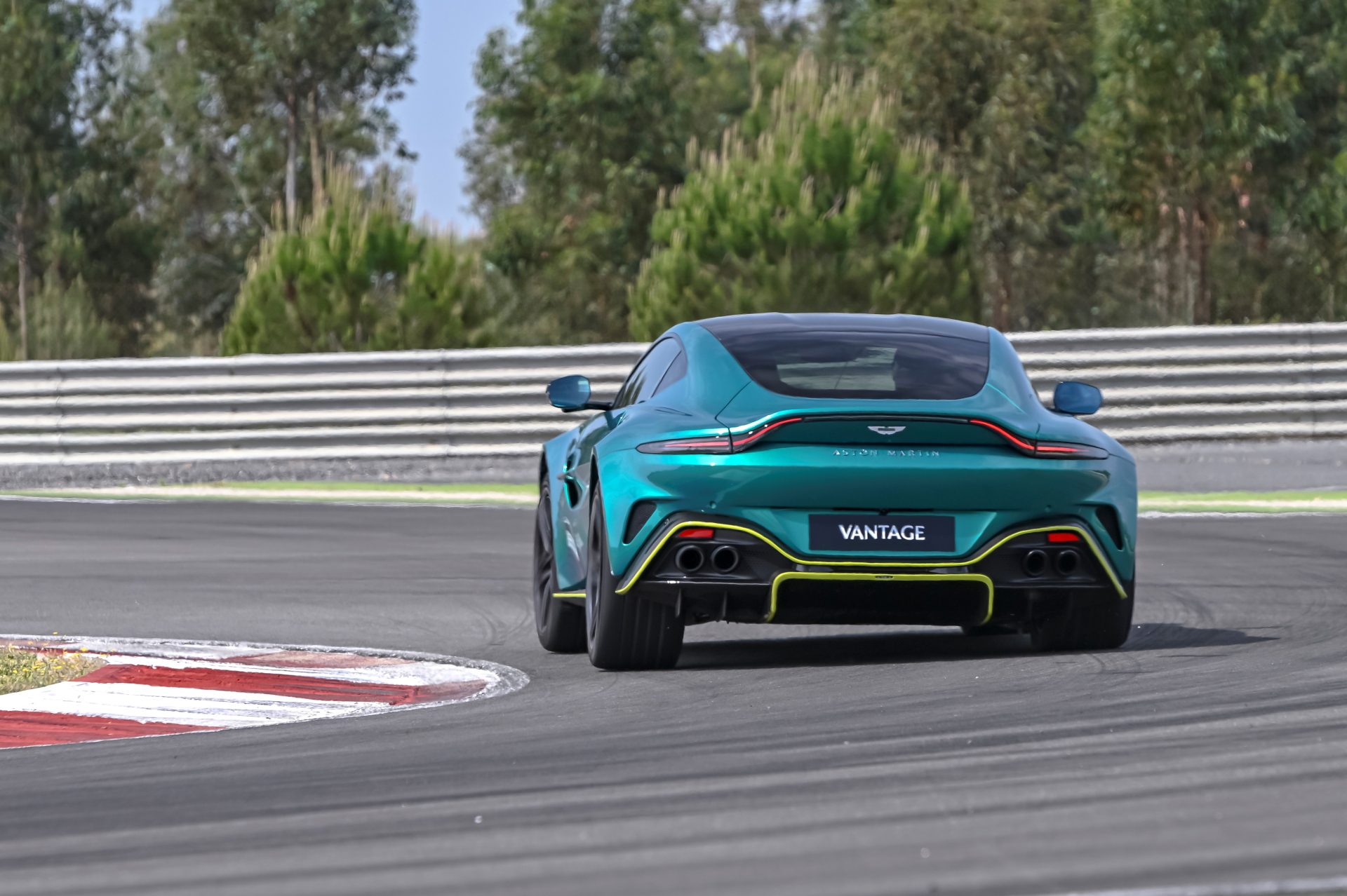 Vista dinámica del Aston Martin Vantage 2024 tomando una curva en circuito.