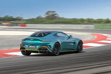 Captura dinámica del Aston Martin Vantage 2024 dominando el asfalto en circuito.