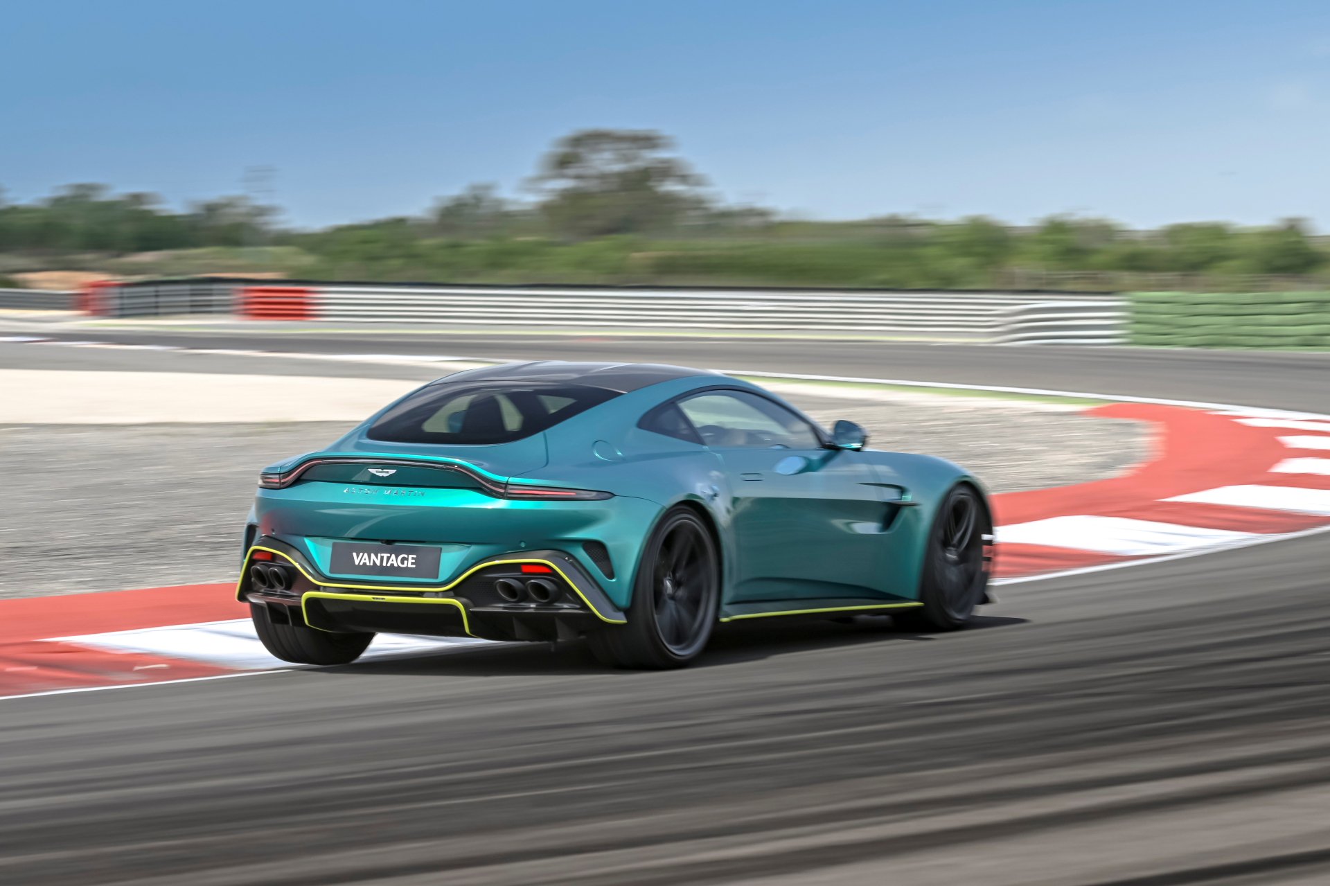 Captura dinámica del Aston Martin Vantage 2024 dominando el asfalto en circuito.