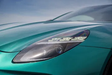 Primer plano del faro innovador del Aston Martin Vantage 2024, mostrando su distintivo diseño.