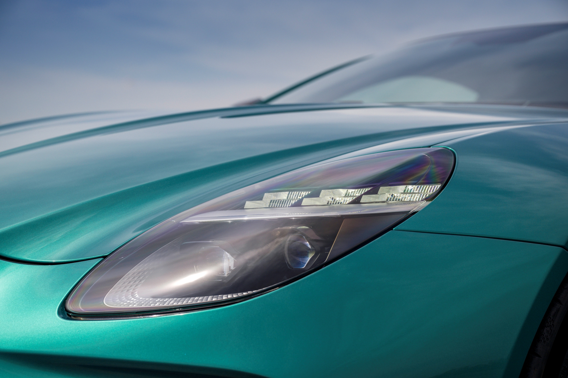 Primer plano del faro innovador del Aston Martin Vantage 2024, mostrando su distintivo diseño.