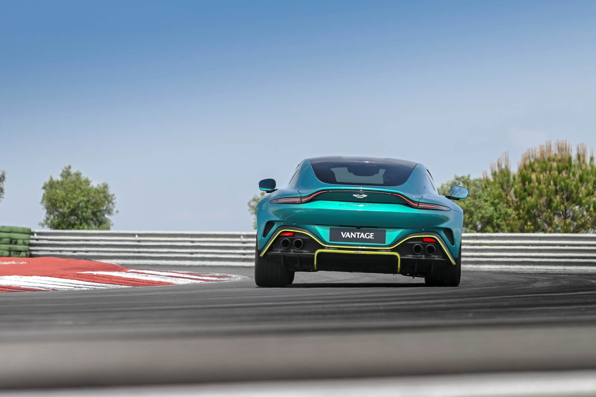 Vista trasera del Aston Martin Vantage 2024 destacando su diseño deportivo y aerodinámico.