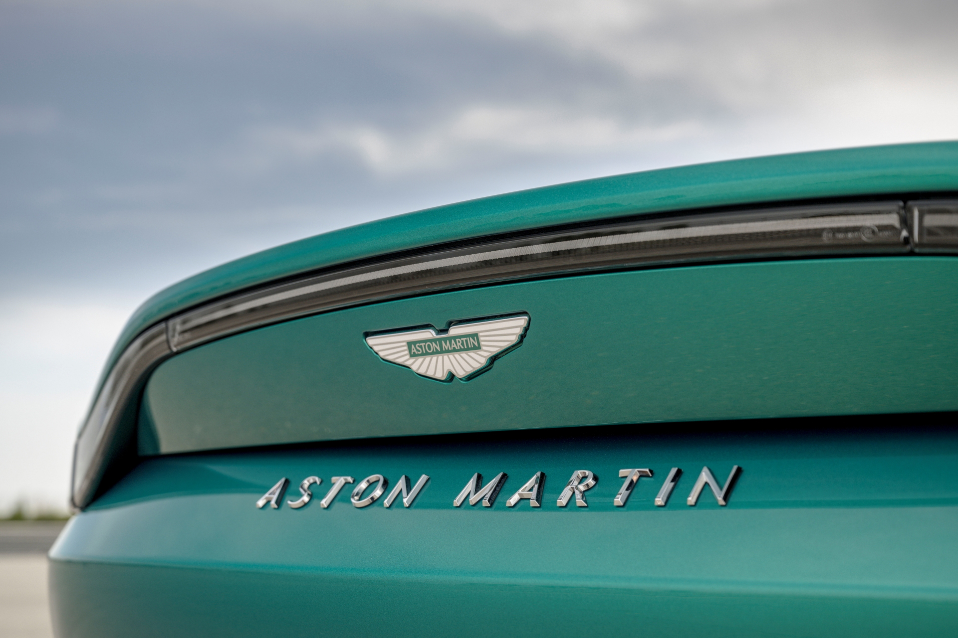 Vista cercana del emblema y modelo Aston Martin Vantage.