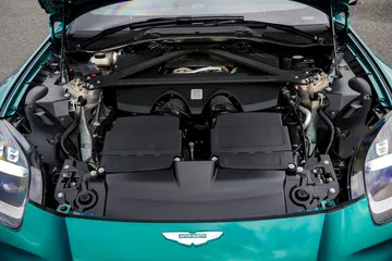 Vista del potente motor V8 del Aston Martin Vantage 2024, una obra maestra de ingeniería.