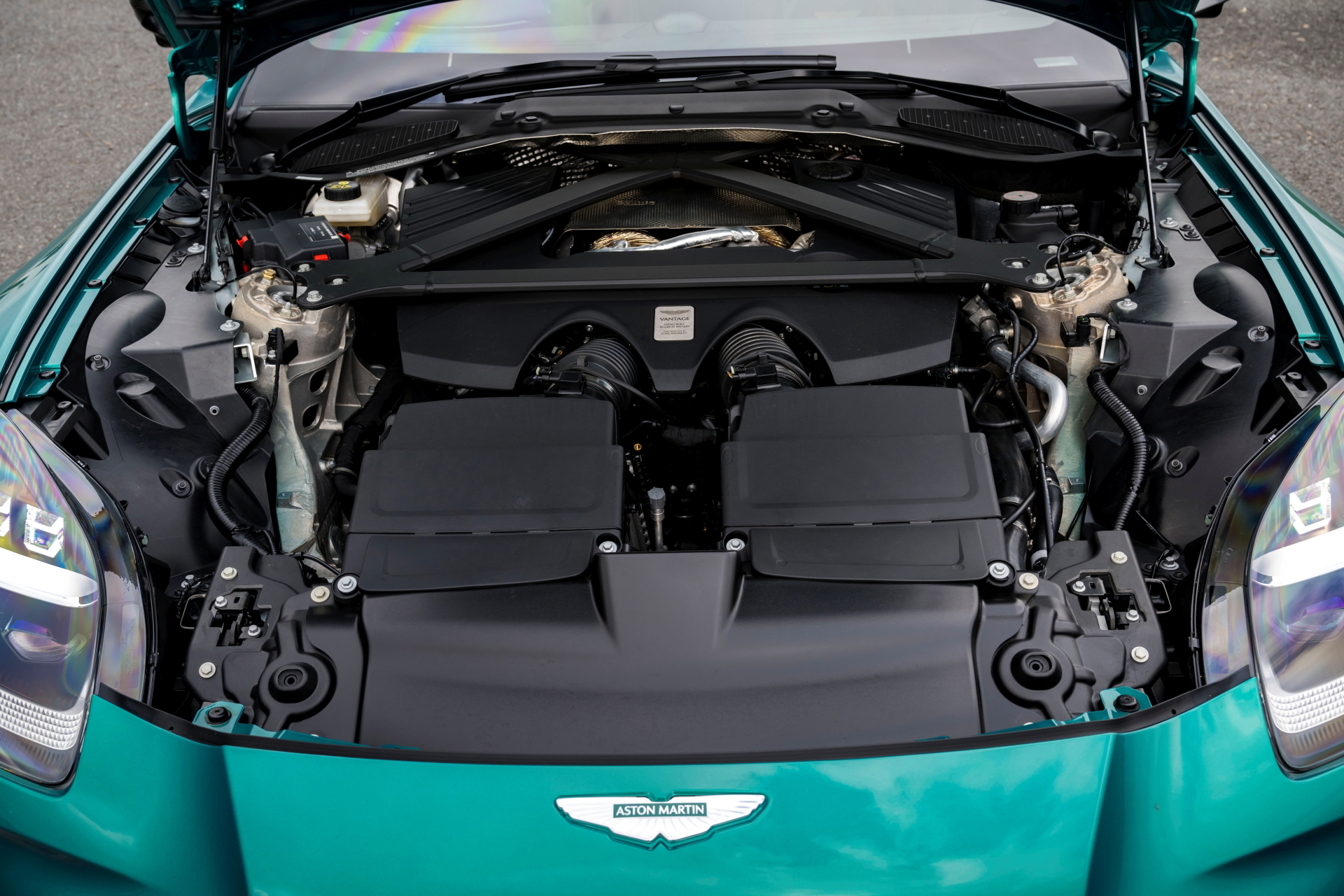 Vista del potente motor V8 del Aston Martin Vantage 2024, una obra maestra de ingeniería.