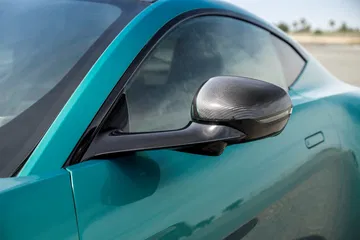 Detalle del retrovisor lateral con acabado en fibra de carbono.