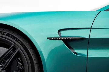Vista detallada de la branquia lateral del Aston Martin Vantage 2024