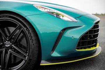 Vista en detalle del emblemático diseño frontal del Aston Martin Vantage 2024.