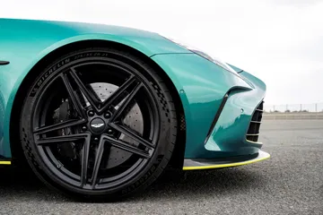 Vista detallada de la rueda y el alerón delantero del Aston Martin Vantage 2024.