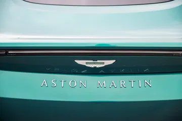 Vista del emblema y detalle de la parte trasera del Aston Martin Vantage 2024.