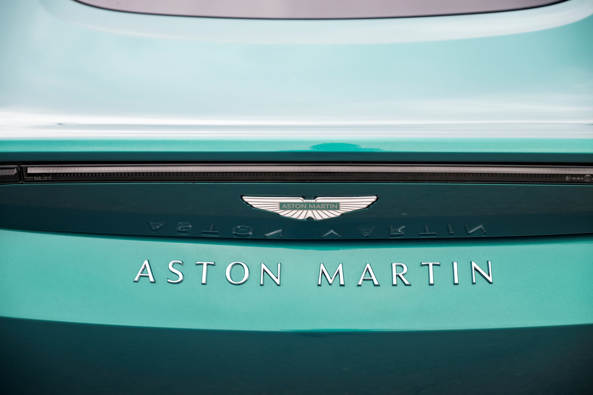 Vista del emblema y detalle de la parte trasera del Aston Martin Vantage 2024.