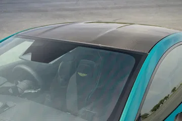Vista cercana del techo de fibra de carbono del Aston Martin Vantage 2024.